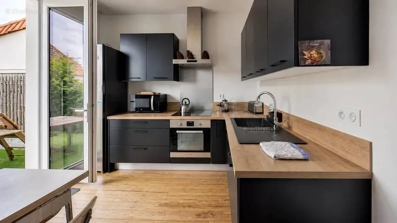 Immeuble de rapport: 3 lots loués: T5, T2, Studio avec 3 garages - Photo 1