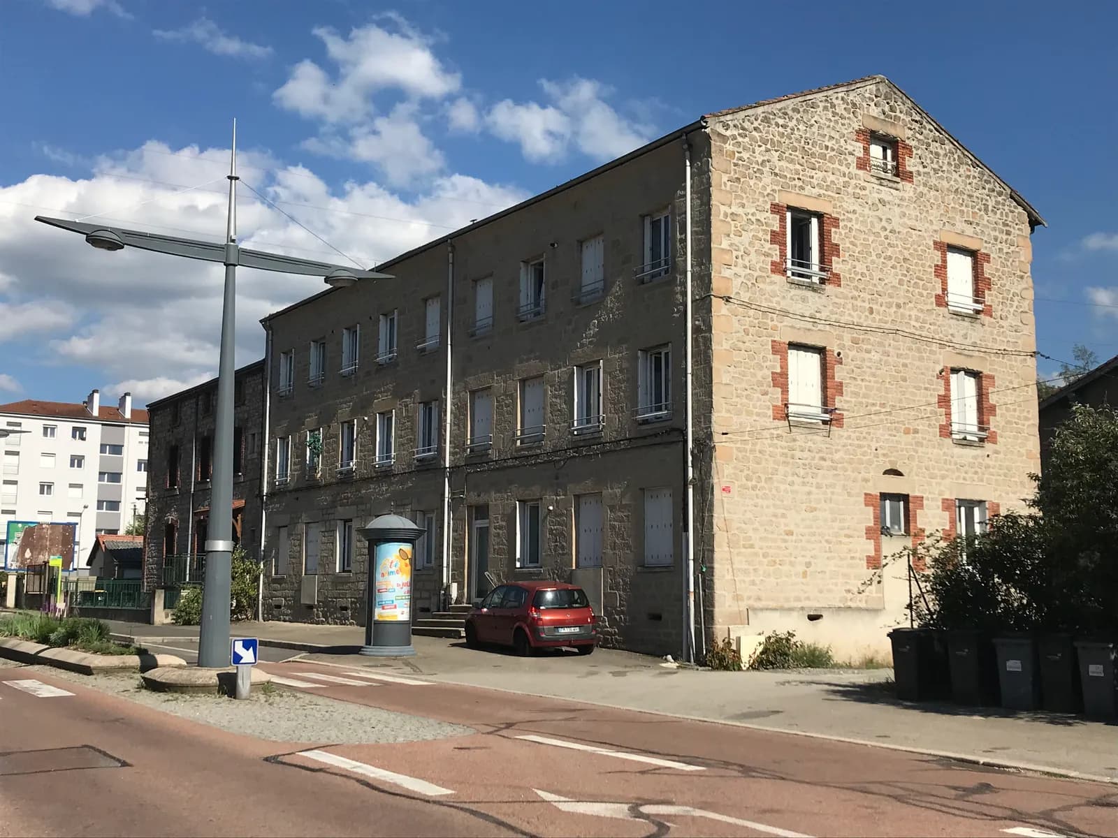 Vends immeublede DPE en A, 13 logements climatisés- 678m² au sud de Saint-Étienne - Photo 1