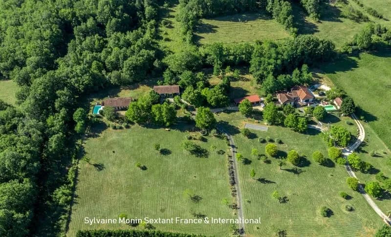 Calme absolu et vue dégagée pour cet ensemble immobilier de 3 maisons avec 3 piscines sur 2 hectares - Photo 1