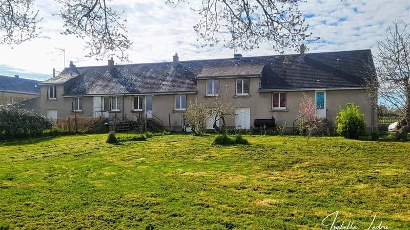 Ensemble immobilier avec étang, dépendances et garages - Photo 1