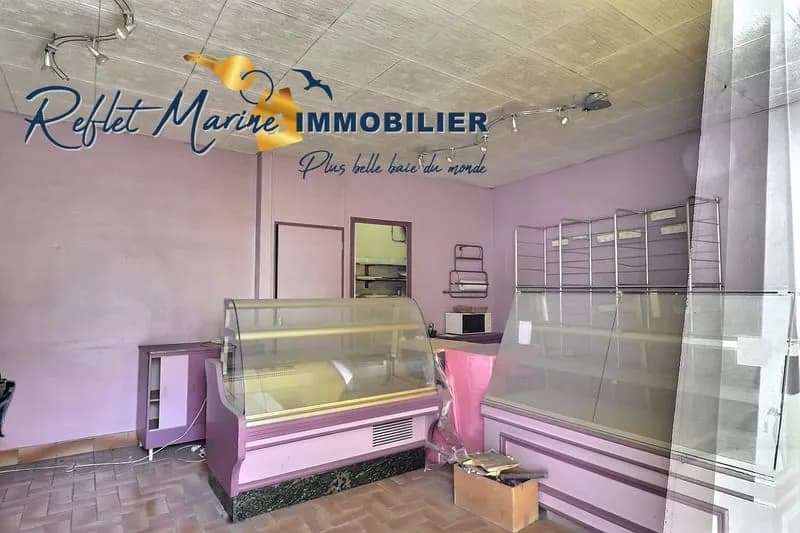 A Marseille, quartier Du Cabot, immeuble rez de chaussée et 1er étage avec cour intérieure - Photo 1