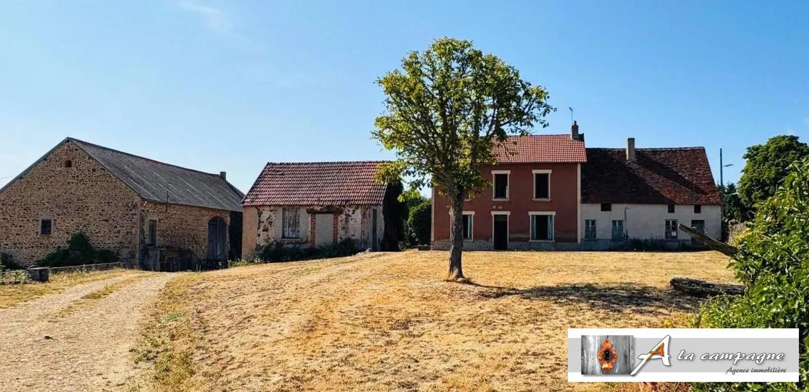 Ensemble immobilier au calme, à rénover - Photo 1