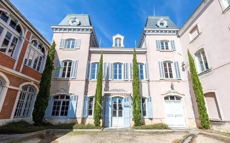 Château à réhabiliter avec double destination - Photo 1