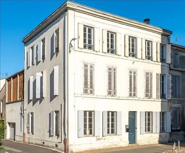 IMMEUBLE avec 3 appartements, une terrasse et un grand garage. - Photo 1