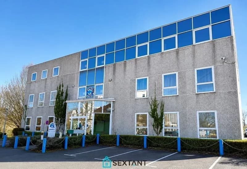Ensemble immobilier de bureaux - 845 m² avec parkings privatifs à proximité immédiate de l'aéroport. 4.300.000 HT - Photo 1