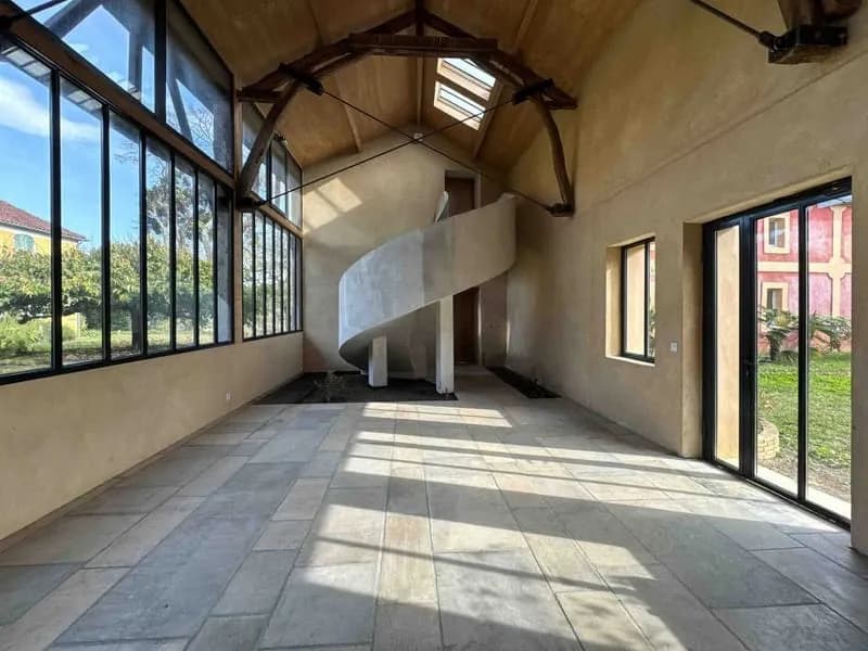 Ensemble immobilier empreint de charme, d'authenticité et d'une élégance discrète. - Photo 1