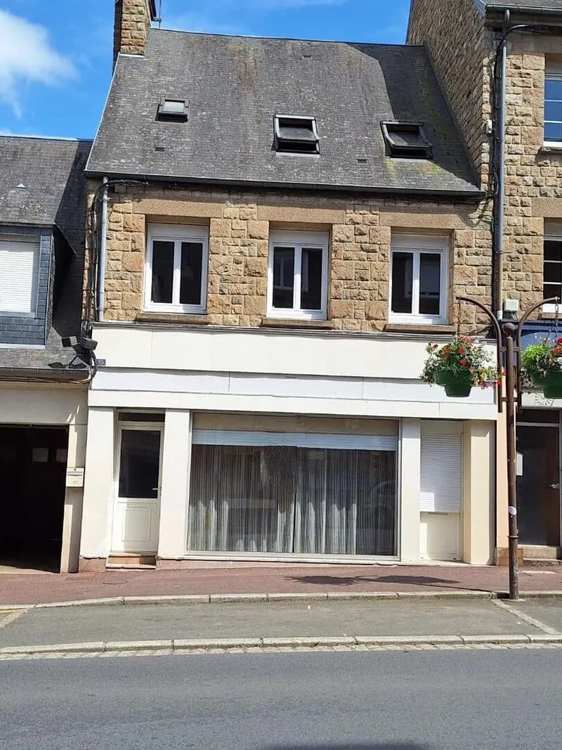 Immeuble en pierres au coeur de Saint-Hilaire-du-Harcouët Idéal investisseur - Photo 1