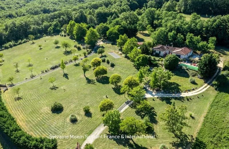 Calme absolu et vue dégagée pour cet ensemble immobilier de 3 maisons avec 3 piscines sur 2 hectares - Photo 1