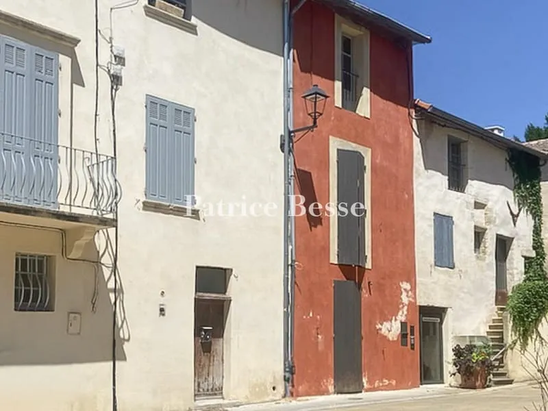 À 5 min d'Avignon, de l'autre côté du Rhône, un petit immeuble historique rénové avec goût, ses deux étages et sa cour intérieure. - Photo 1