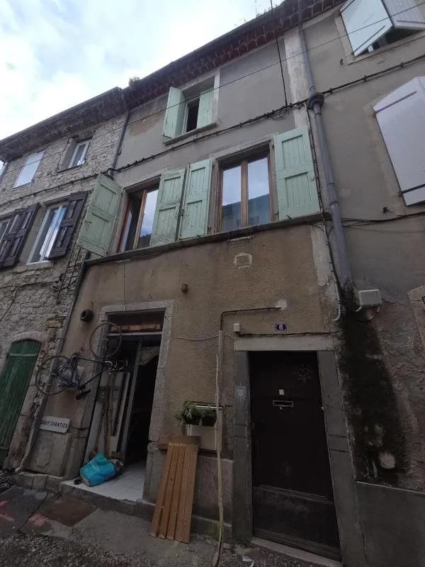 Immeuble de rapport avec 2 appartements, studio, caves et cour - Photo 1