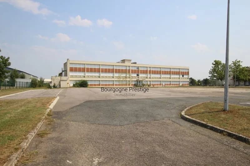 A Macon Immeuble De Plus De 2000 M² De Bureaux Sur 3 Niveaux Terrain 9883 M² - Photo 1