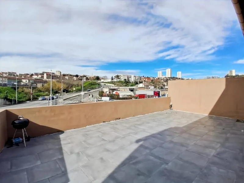 Immeuble rénové à Marseille - Photo 1