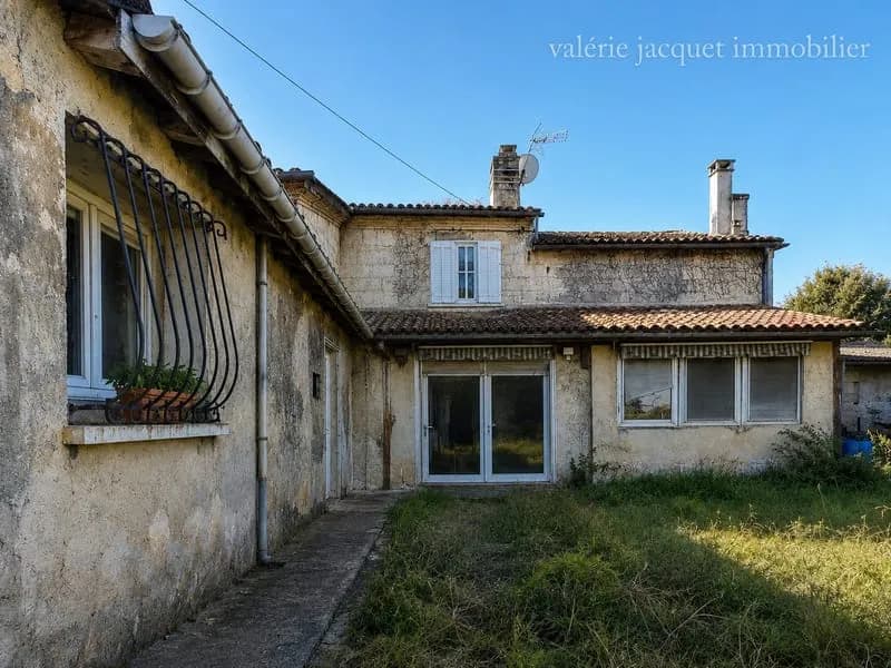LUSSAC Ensemble immobilier à rénover avec deux granges et fort potentiel d'évolution - Photo 1