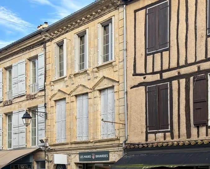 Lectoure, centre ville, bel immeuble ancien avec grand local commercial, studios, appartements et jardin - Photo 1