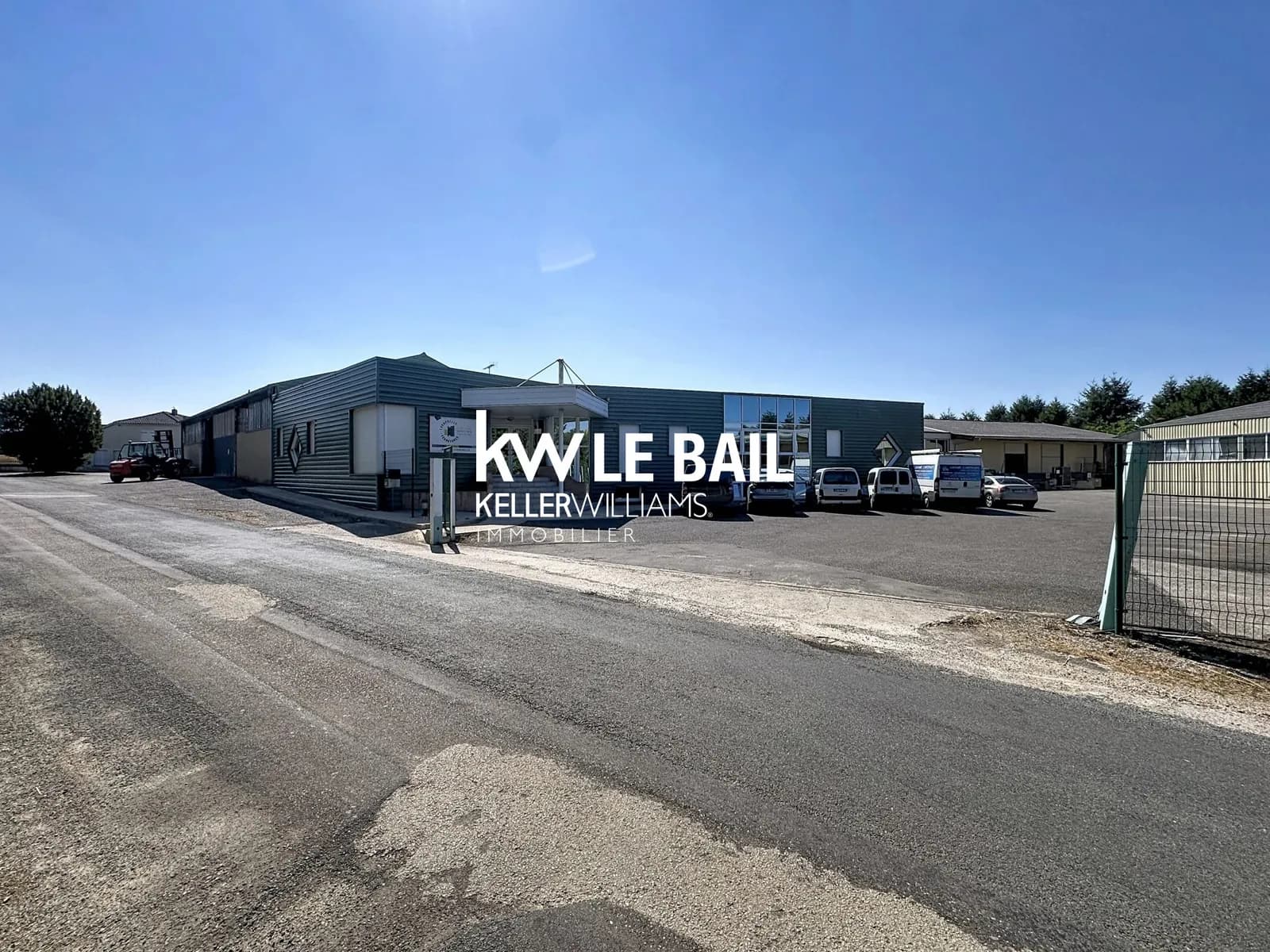 À VENDRE - ENSEMBLE IMMOBILIER INDUSTRIEL DE 5860 M² DANS LE LOT - Photo 1