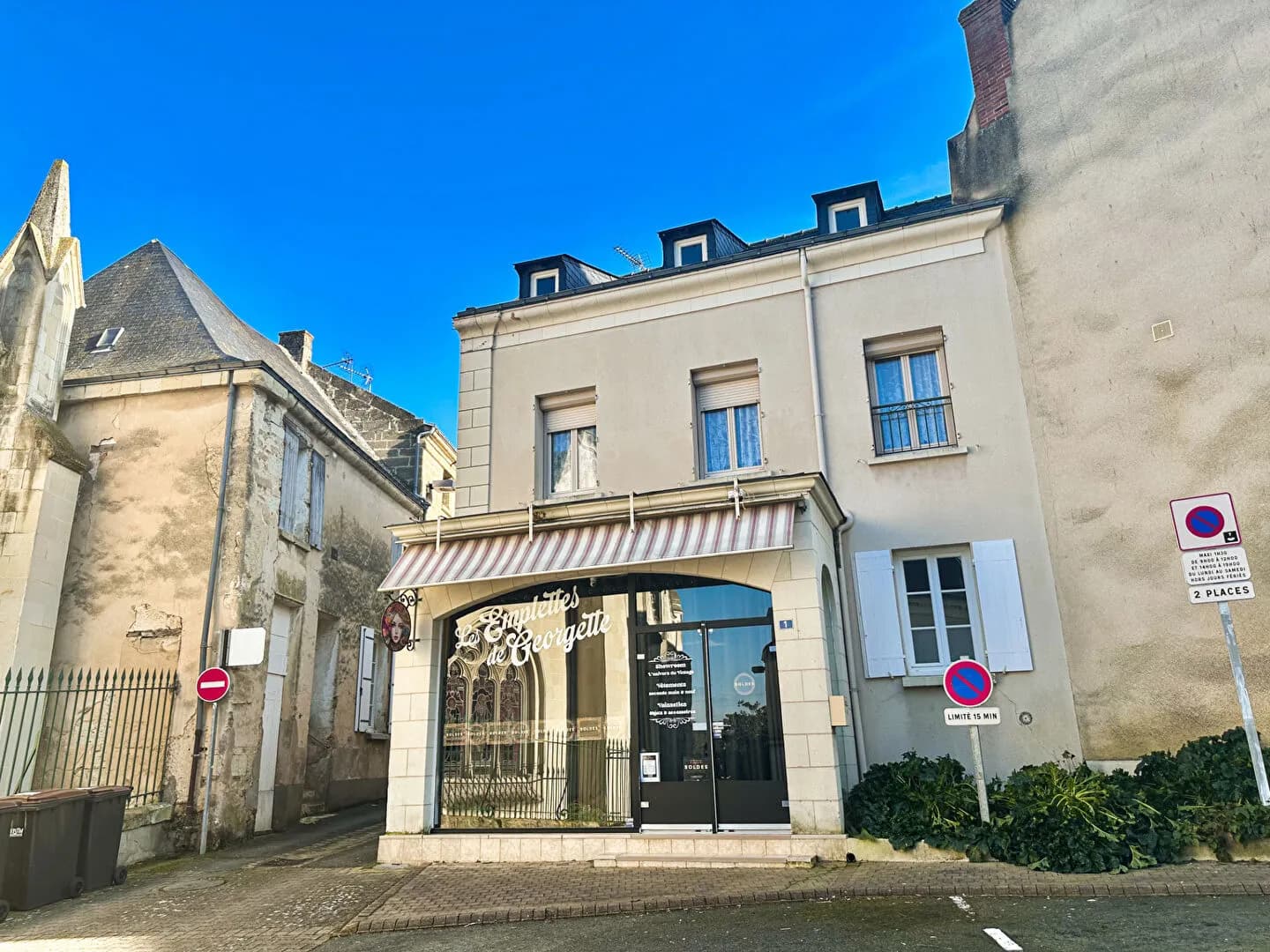Idéal investisseur. Immeuble avec garage, stationnements et potentiel de division - Photo 1
