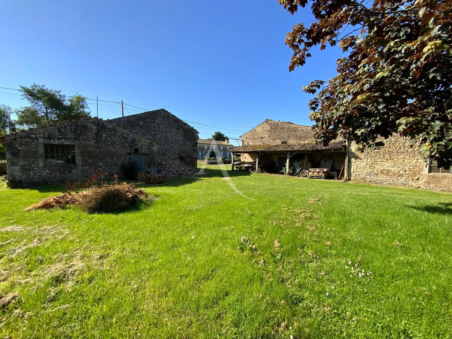 Ensemble immobilier de caractère à rénover - Photo 1