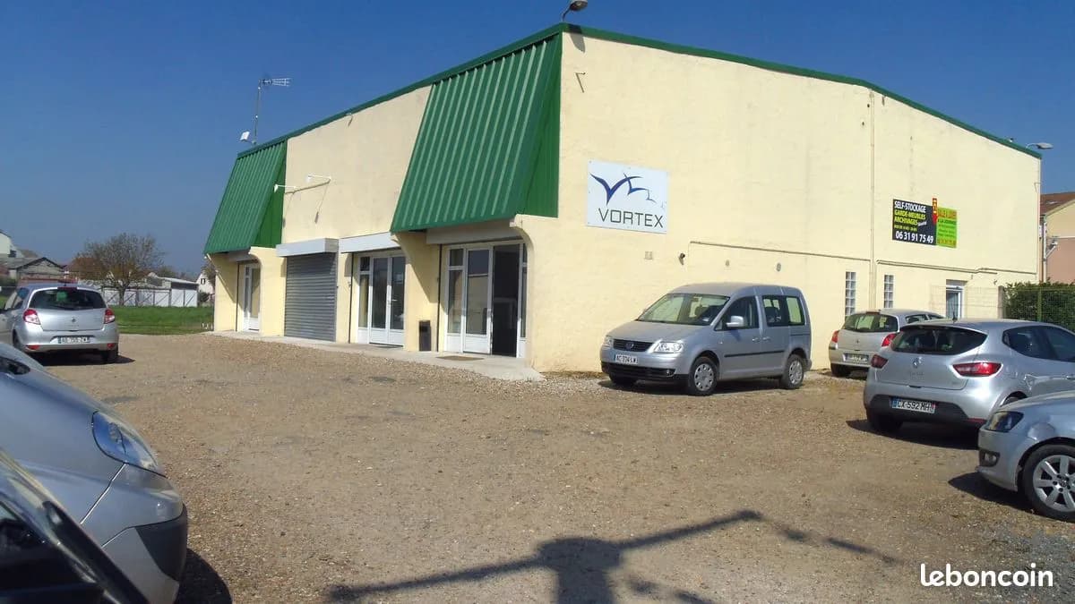 Ensemble immobilier sur terrain de 4000 m2 en ZAE - Photo 1
