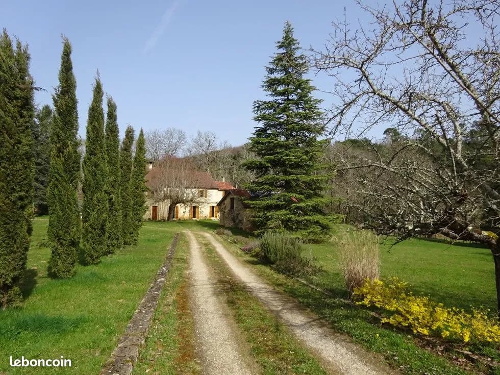 Ensemble immobilier sur terrain constructible, avec un fort potentiel pour une activité économique, comprenant une ancienne ferme restaurée et modernisée, une grange aménageable et des dépendances - Photo 1