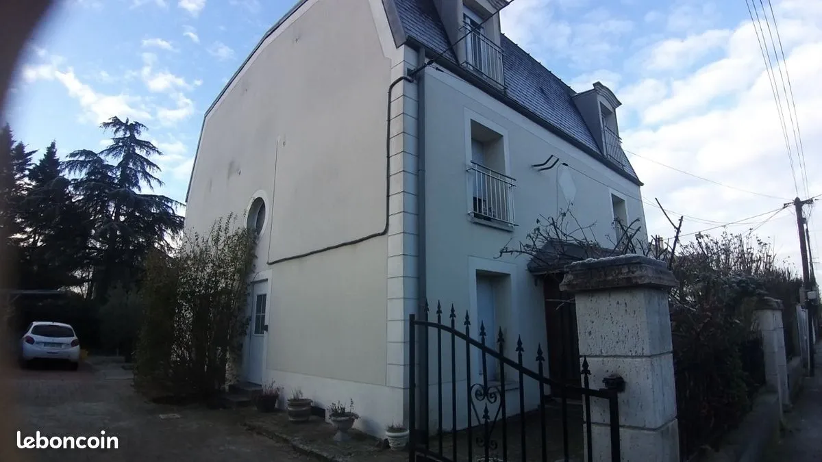 Je vous propose cet immeuble de 300m2 situé à Sainte-Geneviève-des-Bois. L'immeuble se trouve dans environment calme et verdoyant, avec un joli jardin paysager - Photo 1