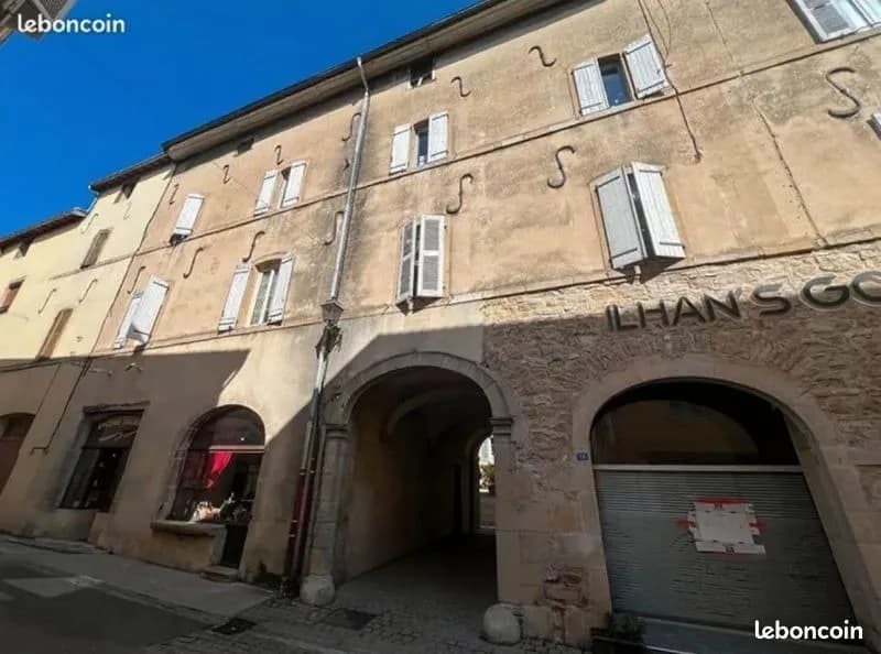 Particulier vend immeuble - Centre historique de Saint Amour (Jura) - Photo 1