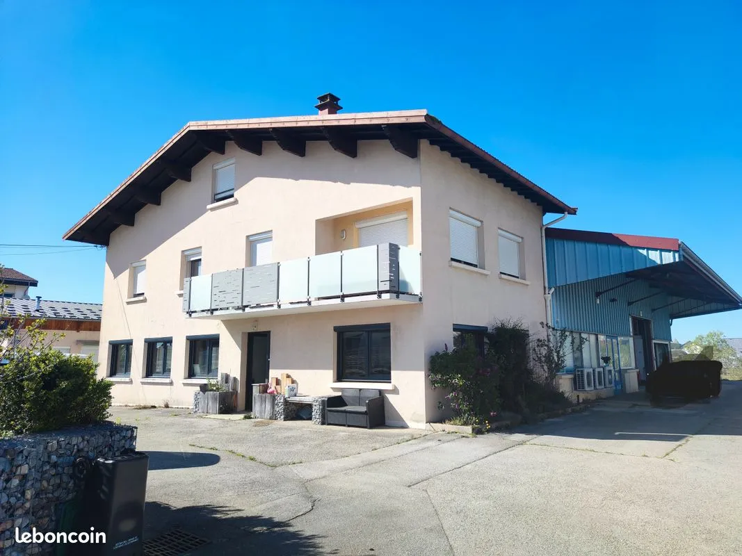 Immeuble avec bureaux, logements, entrepôts et terrain constructible - Photo 1