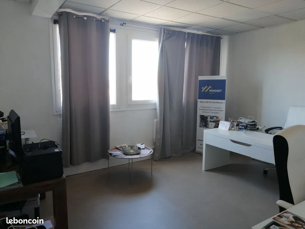 Immeuble de bureaux de rendement - 441 m² - Métro Mermoz - Photo 1