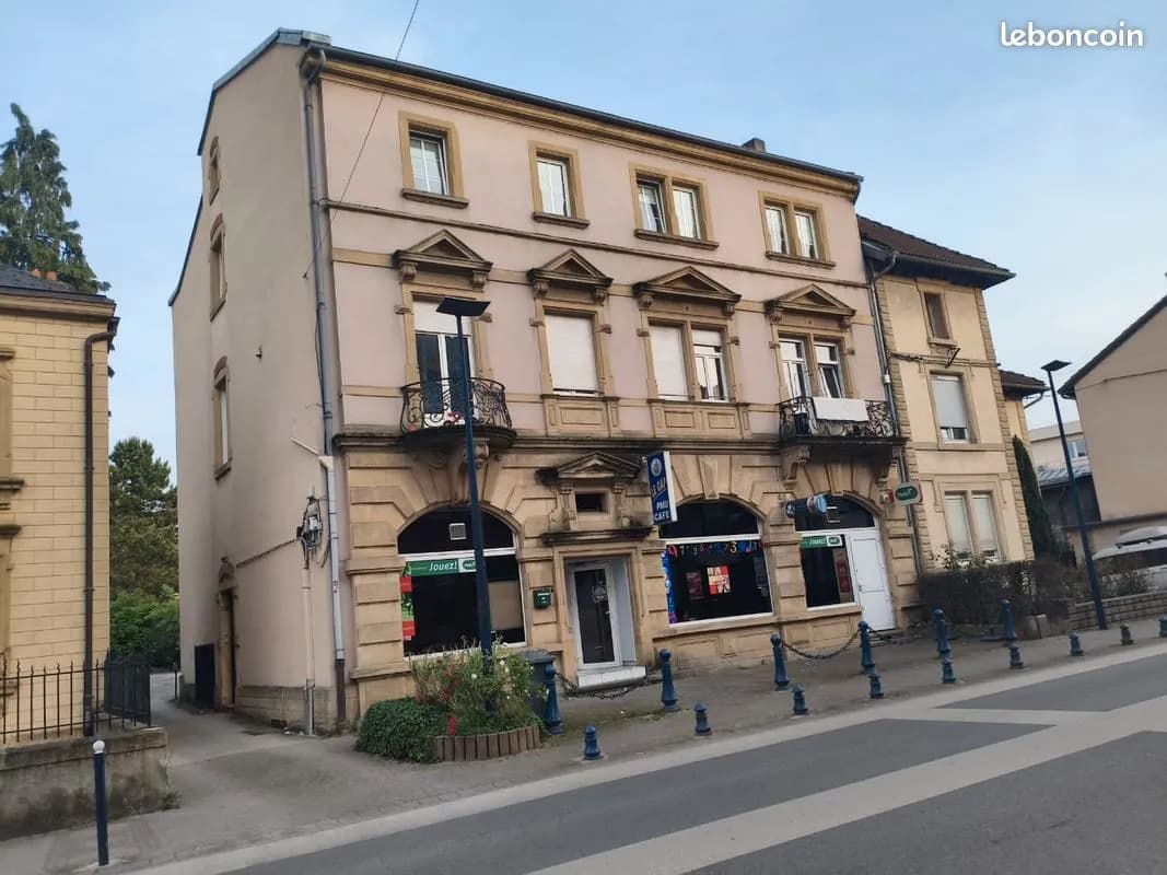 Immeuble commercial plus 2 appartements a vendre - Photo 1