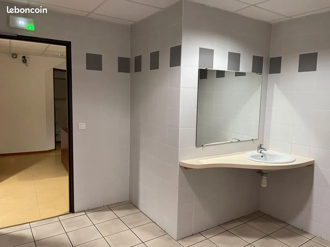 EXCLUSIVITE Immeuble de 450 m², avec garages, au coeur du village de BORMES - Photo 1