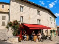 Immeuble de caractère avec local commercial et deux appartements au coeur d'Aubeterre-sur-Dronne - Photo 1