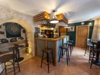 Immeuble & fonds de commerce : bar à vin + 2 appartements dans l'un des Plus Beaux Villages de France - Photo 1