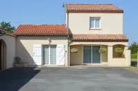 Ensemble immobilier comprenant deux maisons entourées d'un grand jardin avec piscine et garages - Photo 1