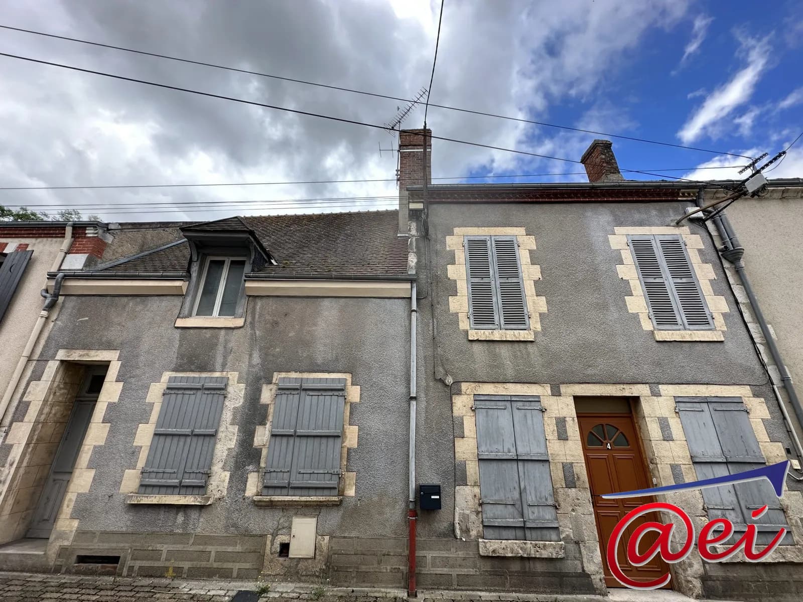 Immeuble de 2 appartements + un local commercial - Photo 1