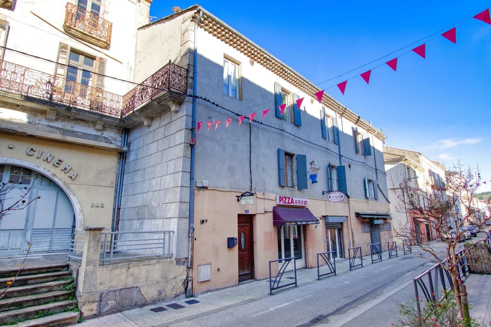 Immeuble avec 2 commerces, 4 chambres d'hotes, Gite et Appartement - Photo 1