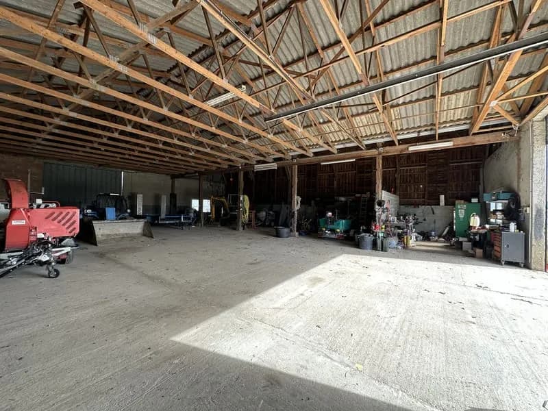 Ideal professionnel immeuble de 577m2 sur 9731m2 de terrain - Photo 1