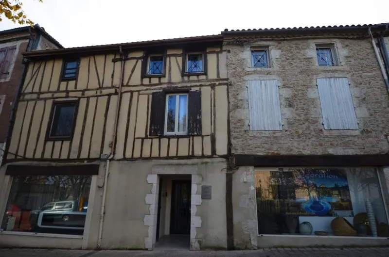 A vendre, Eauze, Gers: Ensemble immobilier avec deux maisons, deux appartements et possibilité d'agrandir. Idéal chambre d'hôtes ou gîtes, boutique ou commerce possible. Au centre ville, proche Chemin de Saint-Jacques - Photo 1