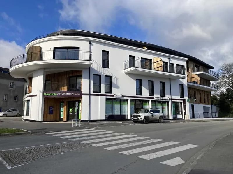 A VENDRE BUREAUX IMMEUBLE NEUF CENTRE VILLE PLOUGASTEL DAOULAS - Photo 1