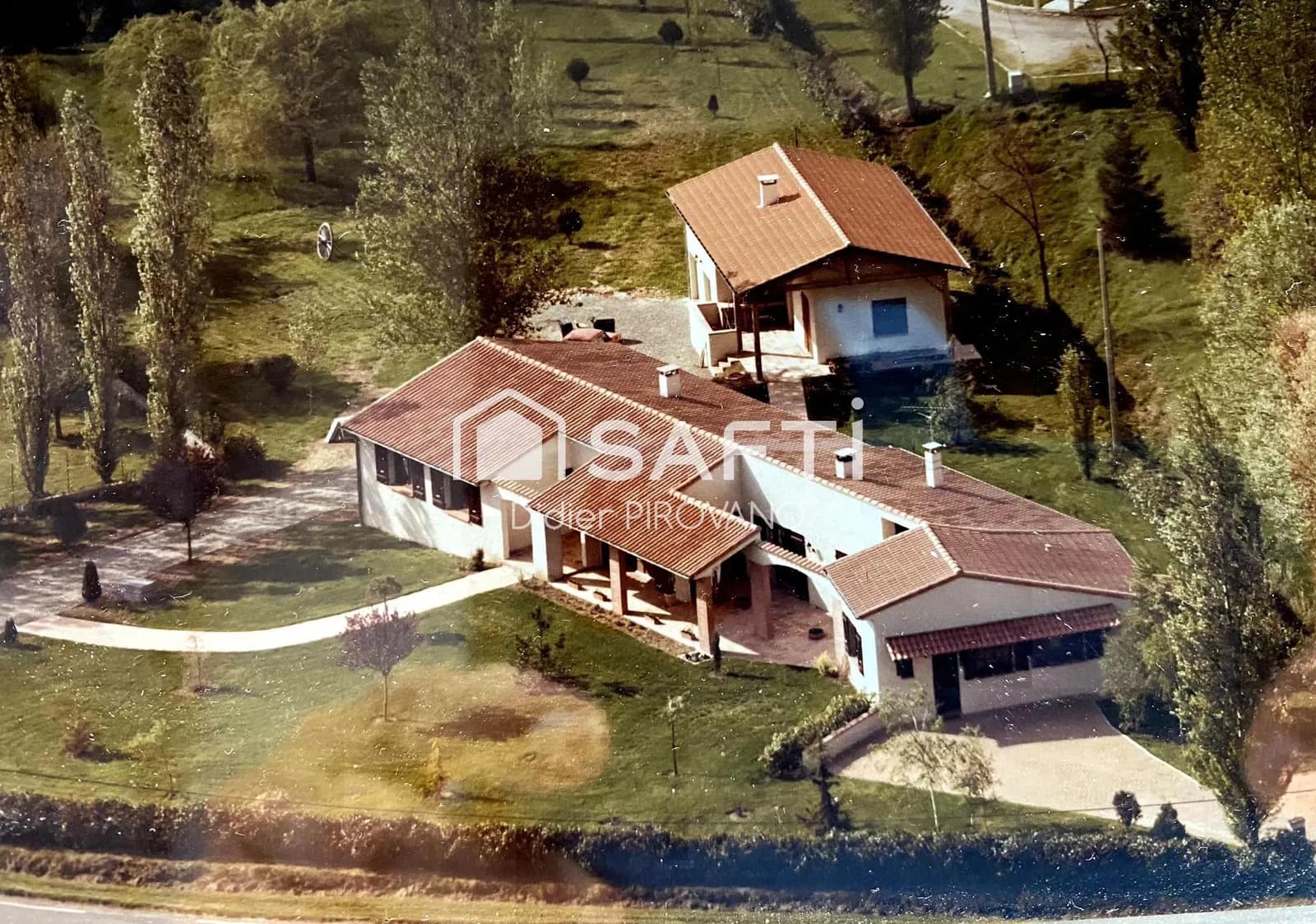 Ensemble immobilier de 243 m² sur 4803 m² de terrain arboré - Photo 1
