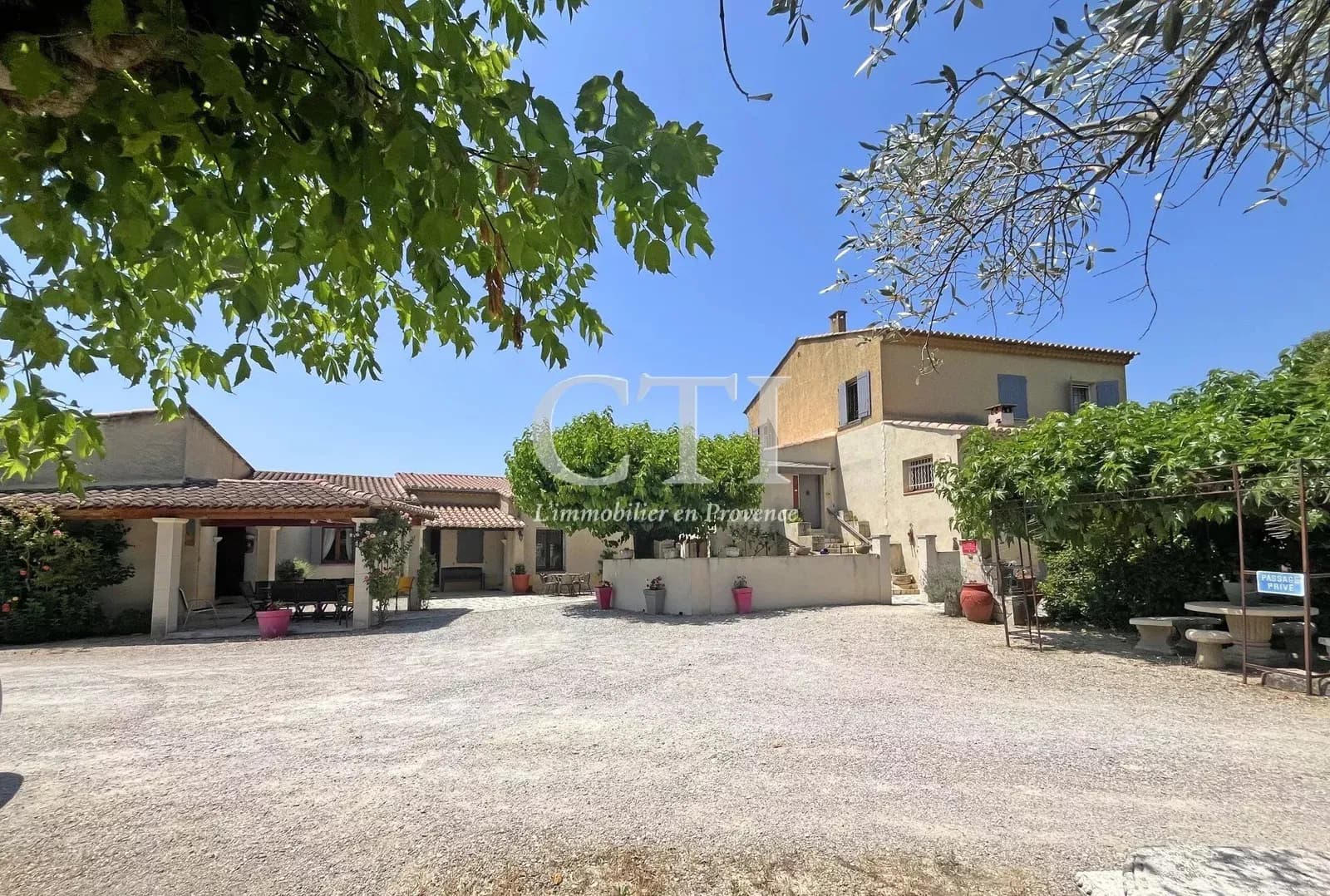 Ensemble immobilier - Photo 1