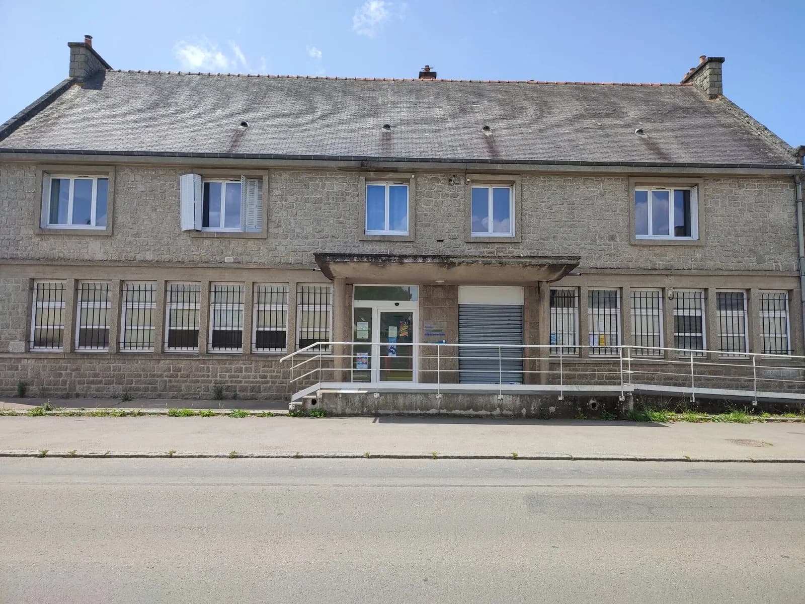 SOUS OFFRE - EVRAN IMMEUBLE AVEC LOCAUX COMMERCIAUX ET DEUX APPARTEMENTS ANCIENNEMENT LA POSTE - Photo 1