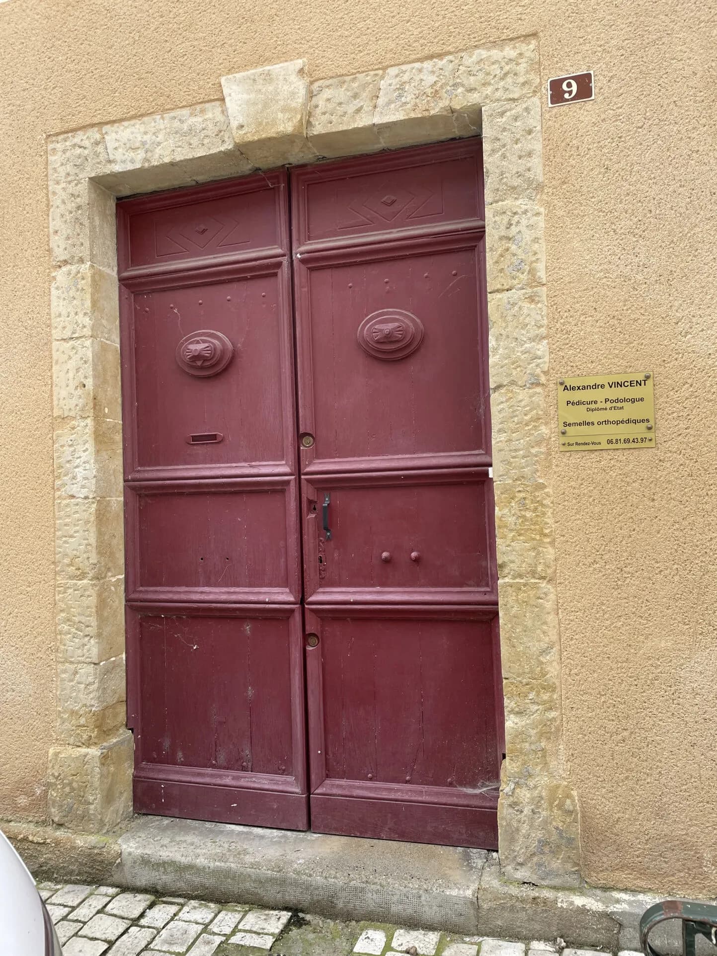Immeuble avec cabinet loué, appartement à restaurer et cour - Photo 1