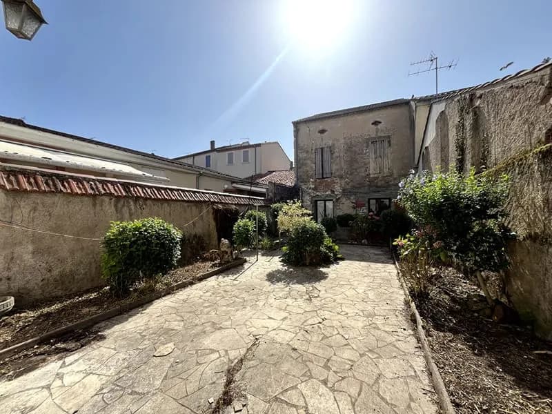 Villeneuve-sur-Lot, à quelques minutes à pied des commodités, un ensemble immobilier rare au coeur de la ville composé de 2 bâtiments avec garage et cours intérieure! Ses 183 m² habitables se répartissent sur trois niveaux. Au rez-de-chaussée, autrefois - Photo 1