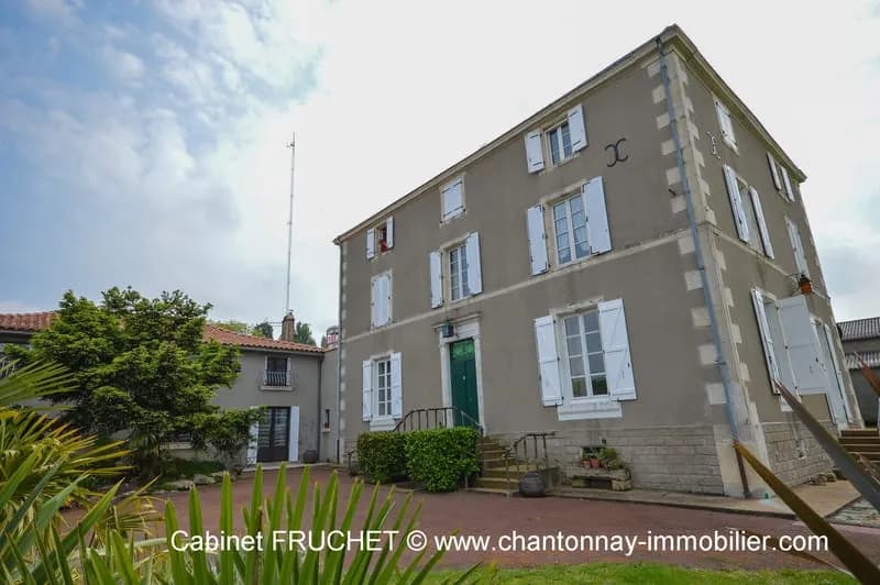 LA CHATAIGNERAIE - Centre ville - Bel ensemble immobilier - Photo 1