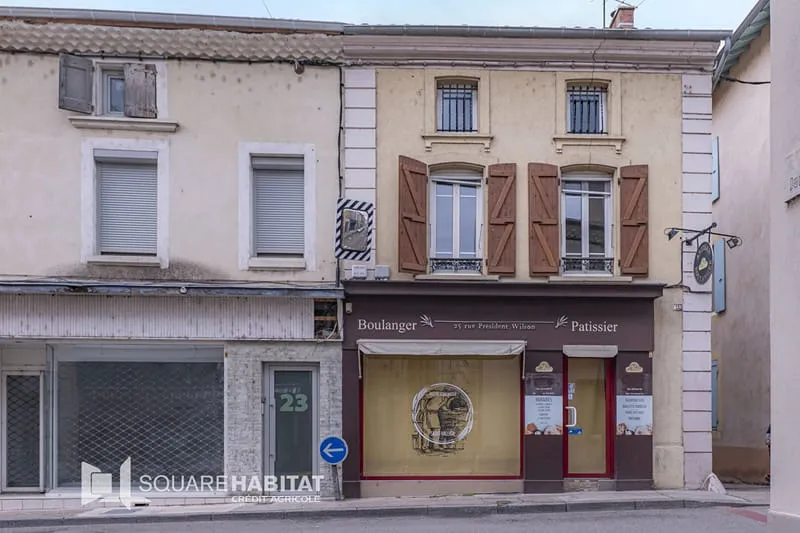 Idéal investisseur ou artisan !!! Immeuble de 160m² avec un magasin, deux appartements (de 75m² et 65m²) à rénover et cave en sous-sol - Photo 1