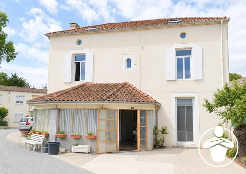 À vendre à Agen : Ensemble immobilier sur un terrain de 922 m² - Maison principale sur 3 niveaux avec appartement T3 loué - Photo 1