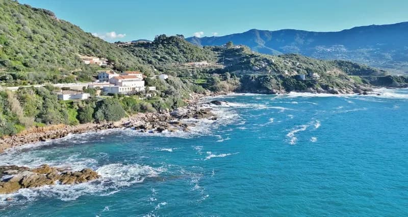 30 minutes d'AJACCIO - Immeuble de 6 appartements pieds dans - Photo 1