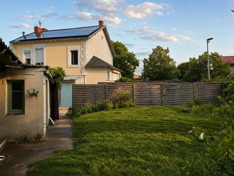 Immeuble de 9 pièces de 200 m² situé à Niort - Photo 1