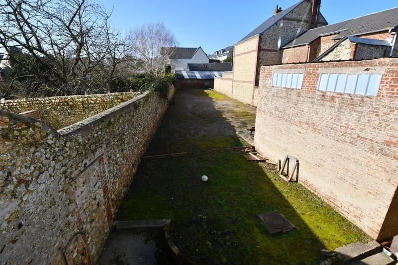 Centre-ville de Fécamp, ensemble immobilier à rénover avec extérieur - Photo 1