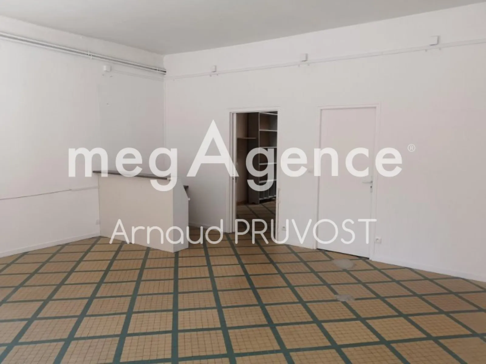 Immeuble à usage commercial et d'habitation - Photo 1