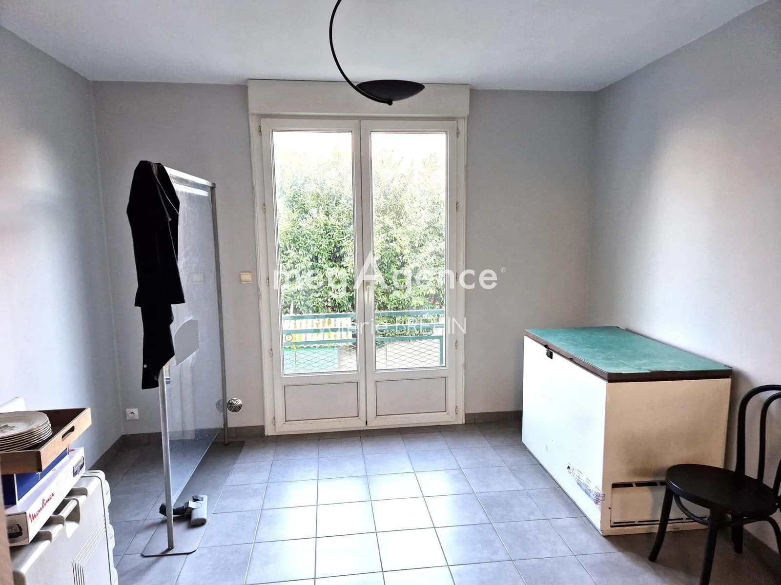 Immeuble avec local commercial , appartement et jardin. - Photo 1